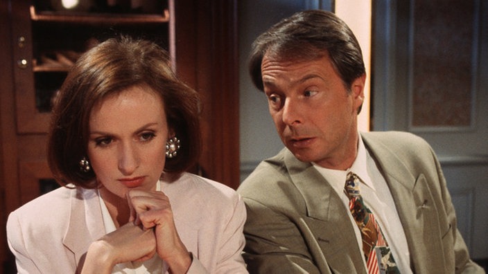 Anna (Irene Fischer) ist entsetzt, dass Hans seinen Chef Dabelstein (Thomas Frey) eingeladen hat.