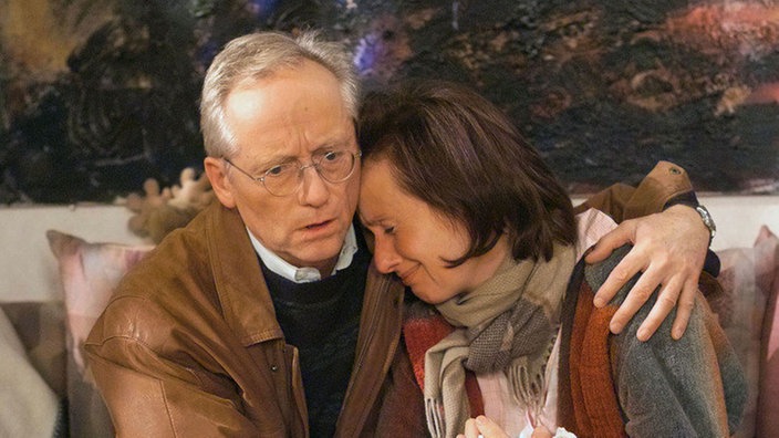 Anna (Irene Fischer) ist verzweifelt. Ihr Chef macht ihr das Leben zur Hölle. Hans (Joachim Hermann Luger) tröstet seine “Schöne”.
