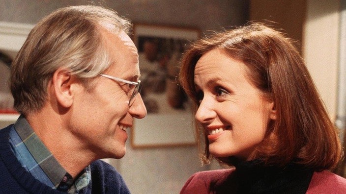 Anna (Irene Fischer) kehr nach der Aussprache mit Frau Dabelstein erleichtert zu Hans (Joachim Hermann Luger) nach Hause zurück.