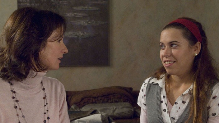 Anna (Irene Fischer, links) ist aus Wilna zurückgekehrt – und sieht als erfahrene Mutter sofort, dass Sarah (Julia Stark) bis über beide Ohren verliebt ist.
