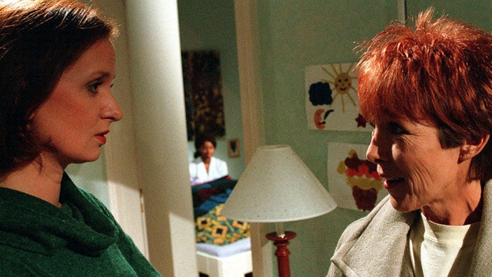 Anna (Irene Fischer, links) sucht Rat bei Eva (Inga Abel, rechts) wegen Marys (Liz Baffoe) schlechtem Gesundheitszustand. Eva rät zu Entspannung, mehr könne sie nicht tun.