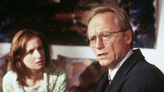 Anna (Irene Fischer) macht Hans (Joachim Hermann Luger) eine erschütternde Mitteilung.