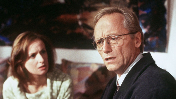 Anna (Irene Fischer) macht Hans (Joachim Hermann Luger) eine erschütternde Mitteilung.
