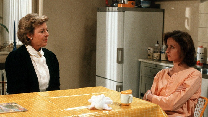 Anna (Irene Fischer, rechts) ist misstrauisch: Was will Helga (Marie-Luise Marjan) mit ihrem Besuch bezwecken?