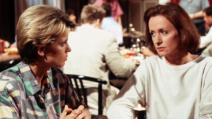Anna (Irene Fischer, rechts) spricht sich bei Cousine Gabi (Andrea Spatzek) aus.