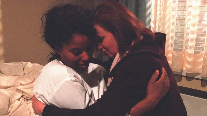 Anna (Irene Fischer, rechts) versucht der aufgelösten Mary (Liz Baffoe) Trost zu spenden.