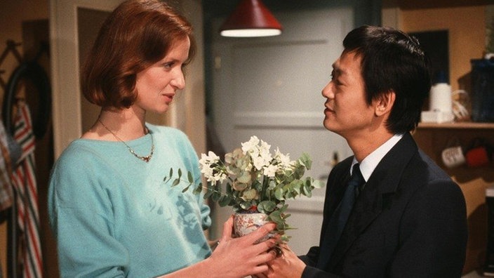 Anna (Irene Fischer) und Gung (Amorn Surangkanjanajai) kommen sich näher.