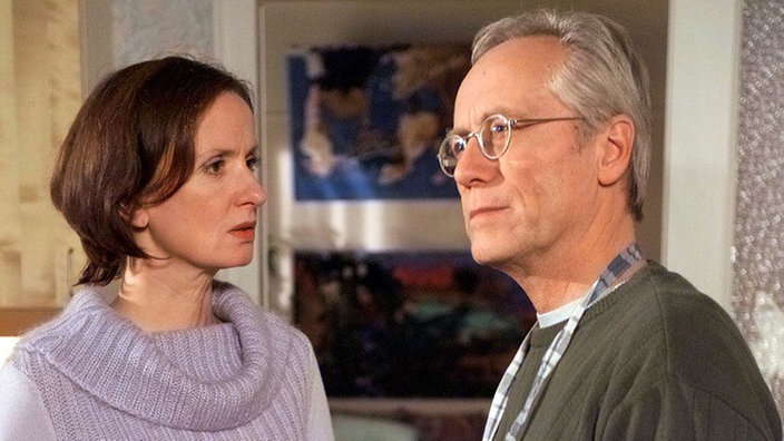 Anna (Irene Fischer) und Hans (Joachim Hermann Luger) sorgen sich um die eingegipste Sarah.
