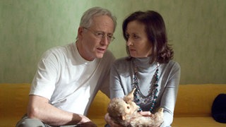 Anna (Irene Fischer) und Hans (Joachim Hermann Luger) machen sich große Sorgen um Sarah. Deren Freund Bruno wird zunehmend gewalttätiger.