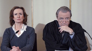 Anna (Irene Fischer) und Rechtsanwalt Ries (Axel Siefer) in gespannter Erwartung: Das Gericht verkündet das Urteil.