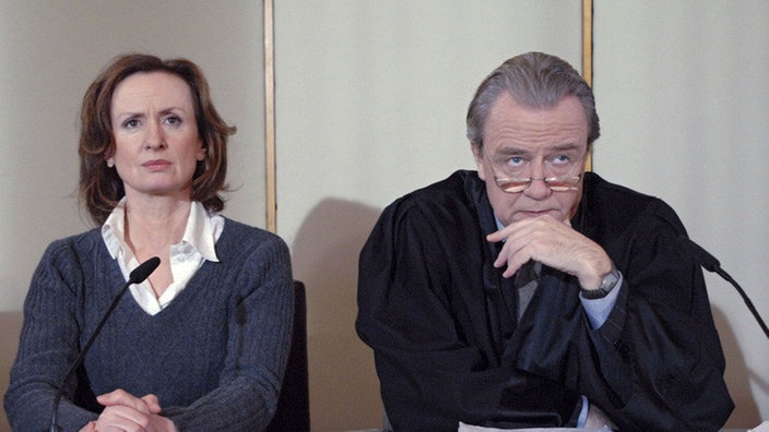 Anna (Irene Fischer) und Rechtsanwalt Ries (Axel Siefer) in gespannter Erwartung: Das Gericht verkündet das Urteil.