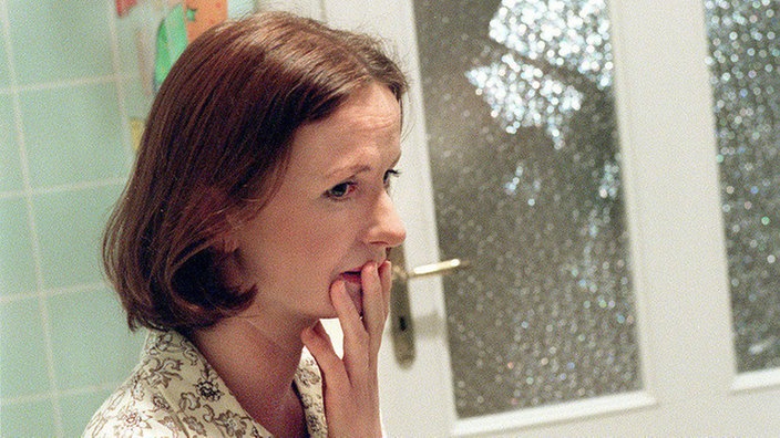 Anna (Irene Fischer) wartet auf das Ergebnis des Schwangerschaftstests.