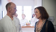 Anna redet mit Hans' Arzt