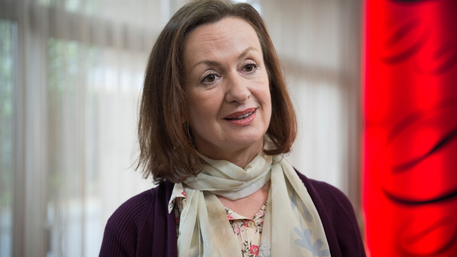 Anna schaut erwartungsvoll