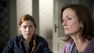 Anna sitzt bei Sarah in der Küche