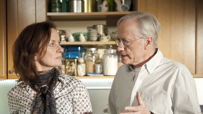 Anna und Hans diskutieren in der Küche