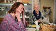 Anna und Hans sitzen unfreudig am Frühstückstisch