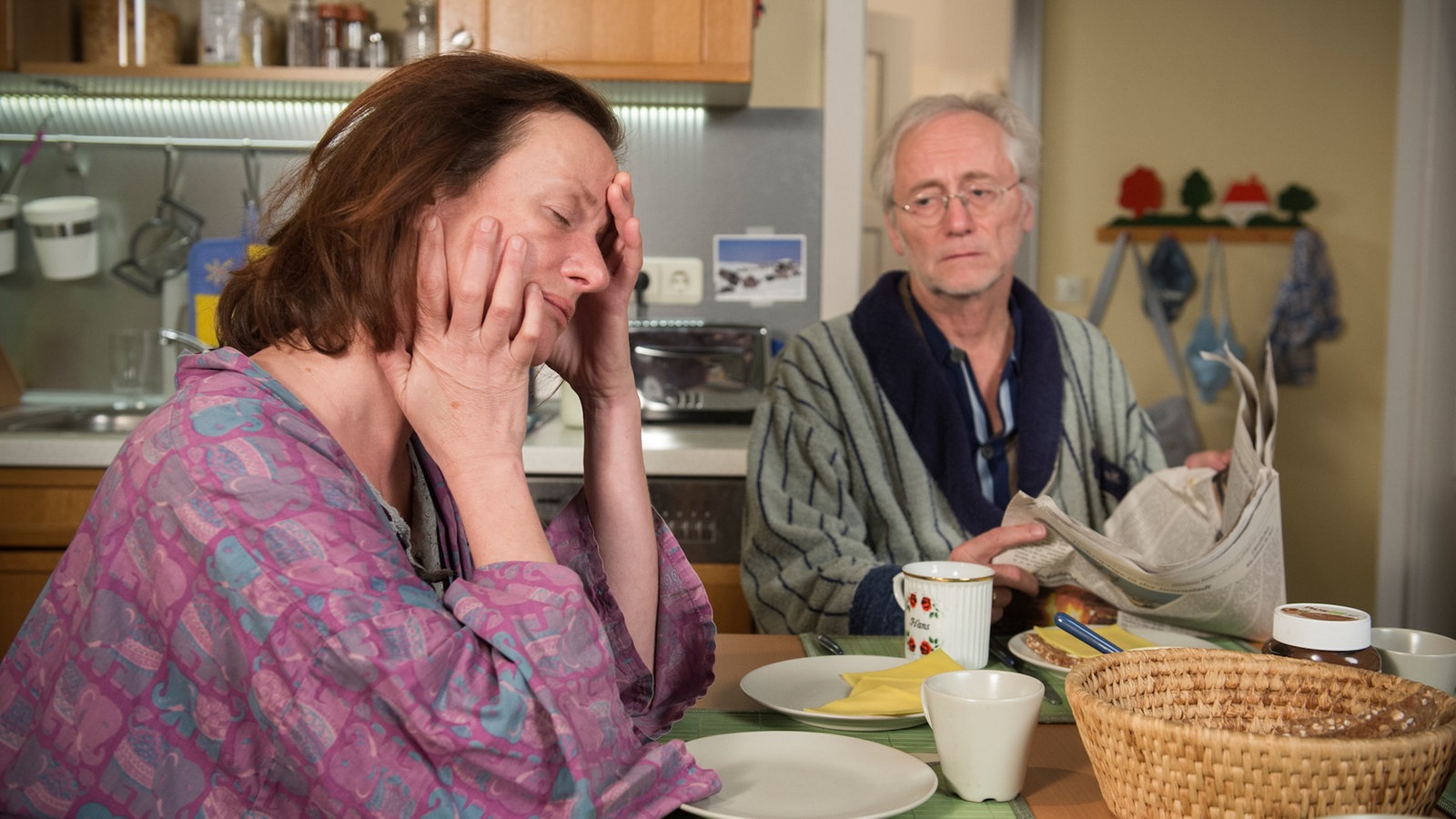 Anna und Hans sitzen unfreudig am Frühstückstisch