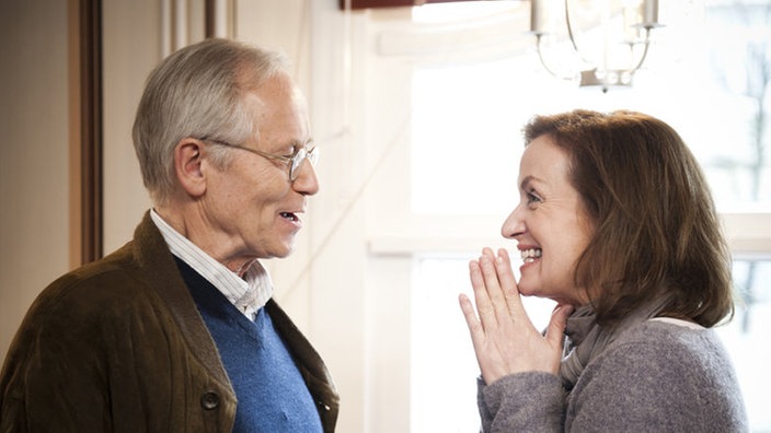 Anna und Hans stehen im "Kakao"