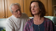 Anna und Hans stehen in der Küche