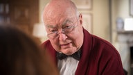 Anna unterhält sich mit Dr. Dressler