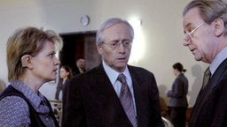 Anna wird vor Gericht von Zeugen schwer belastet. Gabi (Andrea Spatzek) und Anwalt Ries (Axel Siefer, rechts) ahnen nicht, dass Hans (Joachim Hermann Luger) eine Falschaussage machen will.