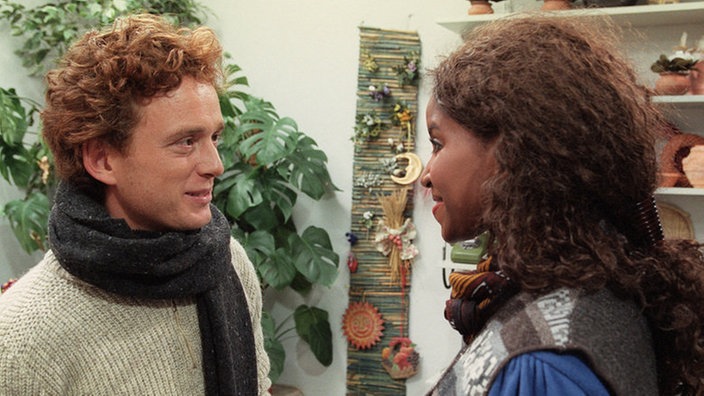 Annäherung: Boris Ecker (Thomas Huber) bringt nicht nur Gemüse, sondern auch einige Komplimente für Mary (Liz Baffoe).