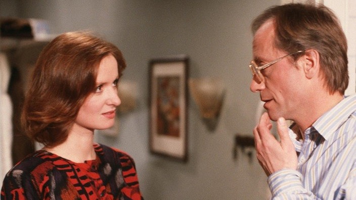 Anne (Irene Fischer) fragt Hans (Joachim Hermann Luger) um Rat wegen ihrer Scheidung.