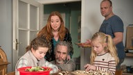 Antonia, Mila, Klaus, Iffi und Momo beim Kochen