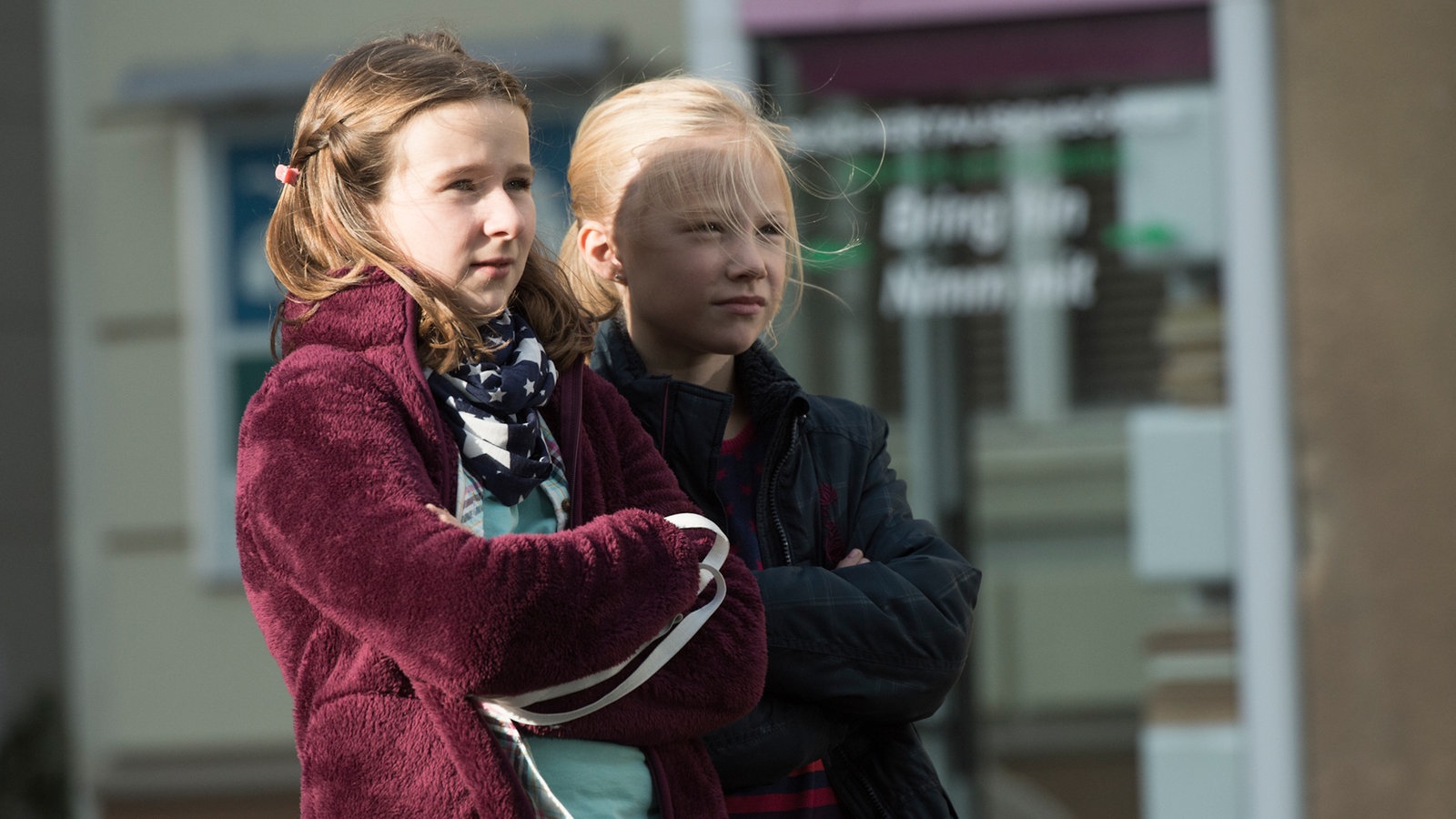 Antonia und Mila gucken skeptisch