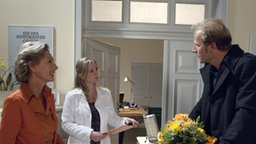 Antrittsbesuch: Der neue Doktor hat seinen ersten Arbeitstag – aufmerksam beäugt von Hanne und Lisa
