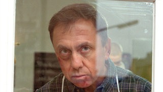 Argwöhnisch und leicht lädiert blickt Olaf (Franz Rampelmann) in Richtung "Akropolis". Seine Wut auf Vasily ist schier grenzenlos.