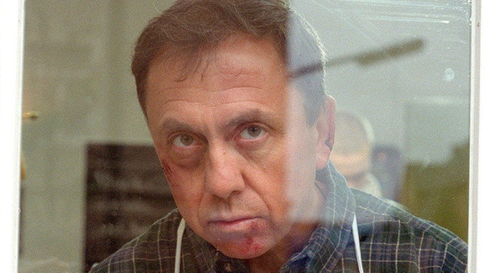Argwöhnisch und leicht lädiert blickt Olaf (Franz Rampelmann) in Richtung "Akropolis". Seine Wut auf Vasily ist schier grenzenlos.