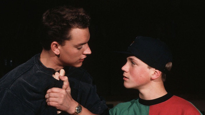 Auch Benny (Christian Kahrmann, links) stößt bei seinem Bruder Klaus (Moritz A. Sachs) auf taube Ohren.
