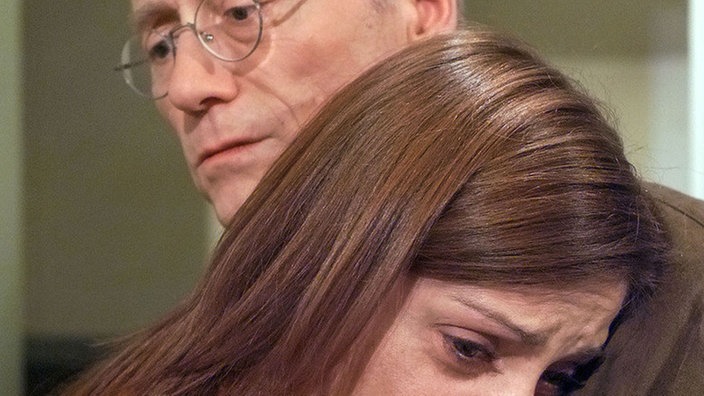 Auch eine Woche nach dem Verlobungs-Desaster sucht Marion (Ulrike C. Tscharre) Trost in den Armen ihres Vaters (Joachim Hermann Luger).