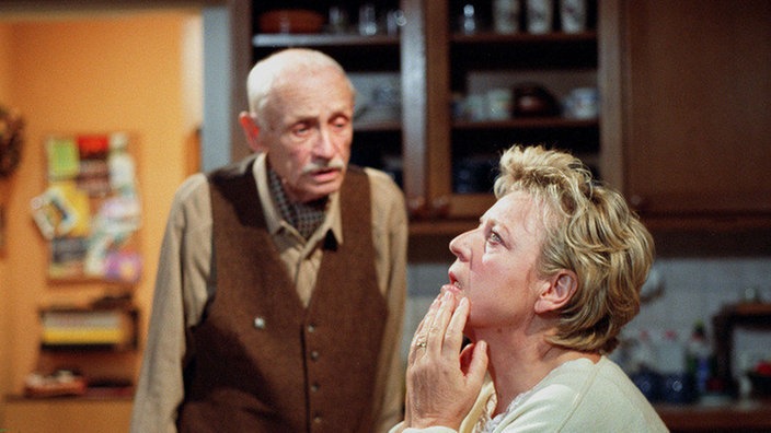 Auch einige Tage nach ihrer Scheidung von Erich hat Helga (Marie-Luise Marjan) ihr Tief noch nicht überwunden. Onkel Franz (Martin Rickelt) ist ihr in der gegenwärtigen Situation erst recht keine Hilfe.