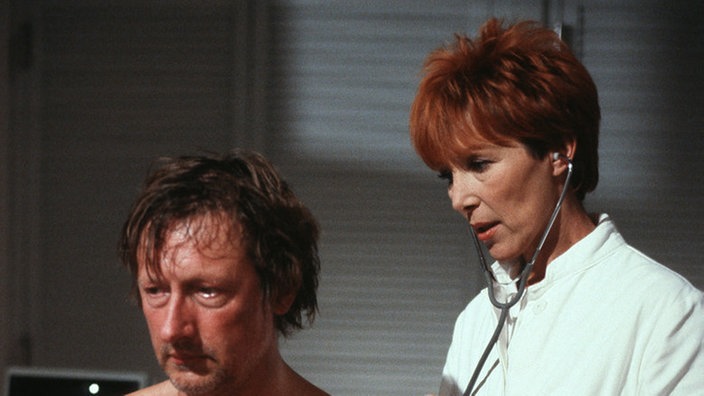 Auch Frau Dr. Sperling (Inga Abel) kann Franz (Raimund Gensel) nicht von seinem erhöhten Alkoholkonsum abbringen.