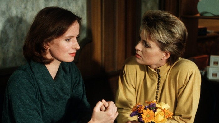 Auch Gabi (Andrea Spatzek, rechts) kann der verzweifelten Cousine (Irene Fischer) nicht helfen.