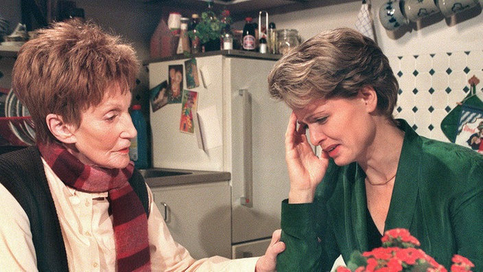 Auch Rosi (Margret van Munster, li) kann ihre Tochter Gabi (Andrea Spatzek) nicht beruhigen.