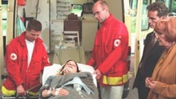 Auf dem Weg ins Krankenhaus wird Julias Gesundheitszustand immer kritischer.