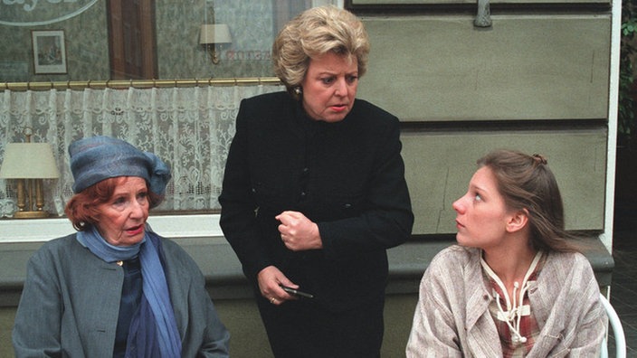 Auf dem Weg nach Hause, trifft Helga (Marie-Luise Marjan) auf Amélie (Anna Teluren) und Julia (Tanja Schmitz).