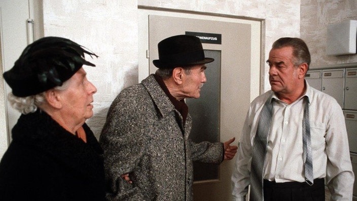 Auf dem Weg zur Hochzeitsfeier treffen Joschi (Herbert Steinmetz, Mitte) und Philo (Johanna Bassermann) auf Egon (Wolfgang Grönebaum).