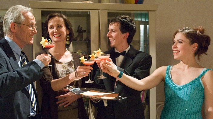 Auf einen schönen Abend: Fabian (Roman Haubner, 2.v.r.) und Sarah (Julia Stark, rechts) stoßen mit Anna (Irene Fischer) und Hans (Joachim Hermann Luger) an.