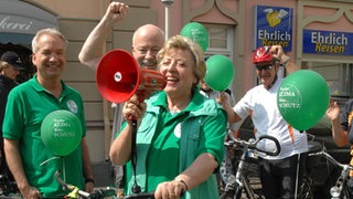 Auf geht’s: Helga (Marie-Luise Marjan) sammelt ihre Mitstreiter am Umwelttag zur gemeinsamen Sternfahrt Richtung Marienplatz.