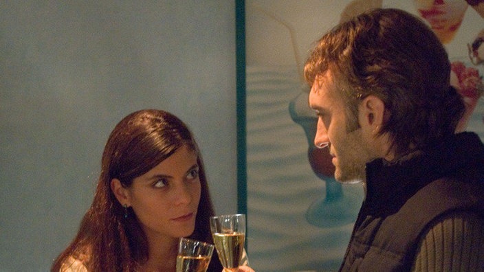 Auf gute Zusammenarbeit: Julian (Urs Villiger) hat das „Café Moorse“ gekauft und stößt darauf mit Marcella (Sara Turchetto) an.
