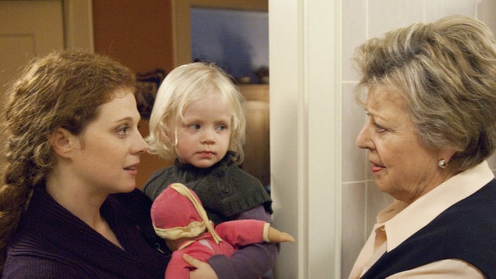 Auf wiedersehen: Nastya (Anja Antonowicz, links) verabschiedet sich mit Mila (Mara Tamar Schindler, Mitte) von Helga (Marie-Luise Marjan) – die beiden verlassen die Lindenstraße.