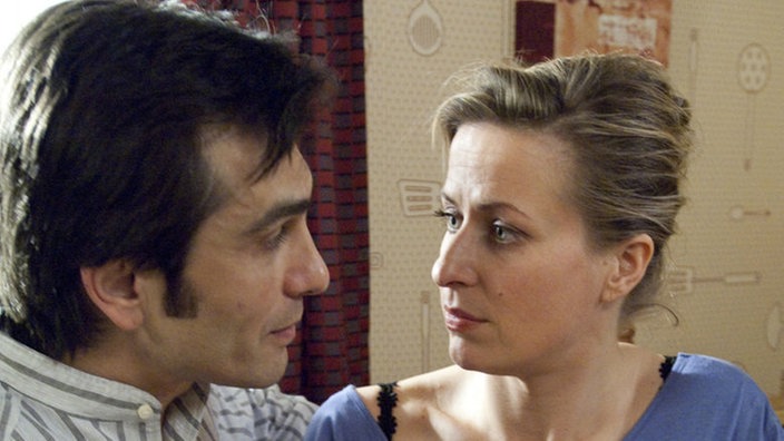 Aufregung bei Sandra (Jennifer Steffens) und Vasily (Hermes Hodolides): Sandra hat eine wichtige Mitteilung per Post erhalten.