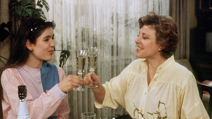 Aus besonderem Anlass gönnen sich Mutter (Marie-Luise Marjan, rechts) und Tochter Beimer (Ina Bleiweiß) ein Sektfrühstück.