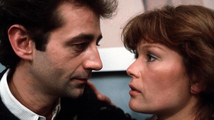 Aus dem Bruderschaftskuss zwischen Henny (Monika Woytowicz) und Nossek (Dietrich Siegl) wird ein richtiger Kuss.