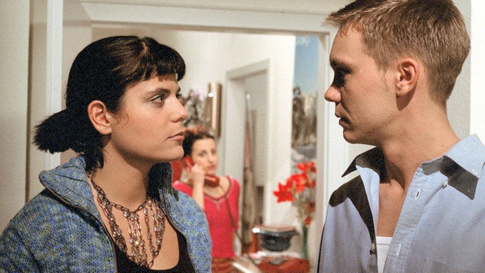 Aus dem fernen Kanada ist Giovannas (Serena Fiorello, Mitte) Chat-Freund Markus (Alexander Flache) angereist - und verliebt sich sofort in Marcella (Sara Turchetto).